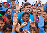 インドでは、F1ドライバー・フェルナンド・アロンソ選手が学校で手洗いの大切さを訴えました。